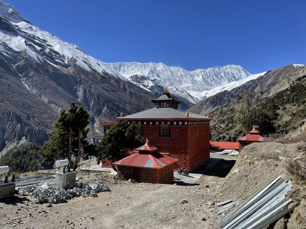 Буддийский монастырь на фоне снежных вершин Аннапурны