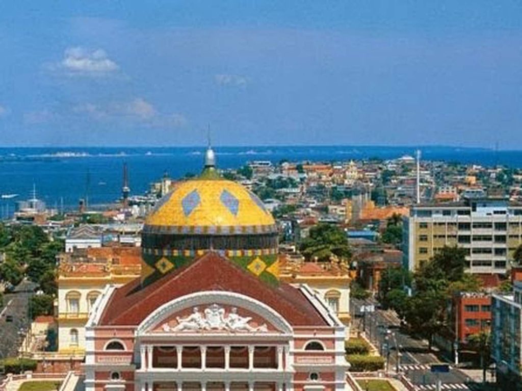Панорама Манауса с куполом театра Амазонас