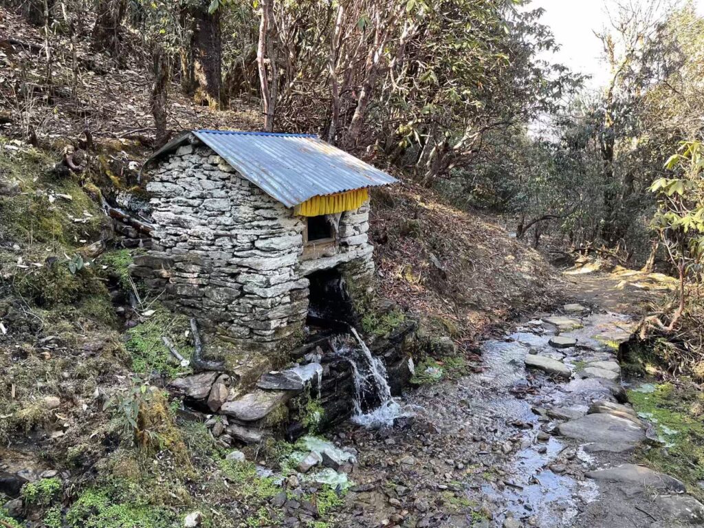 Каменная водяная мельница на маршруте в долине Лангтанг