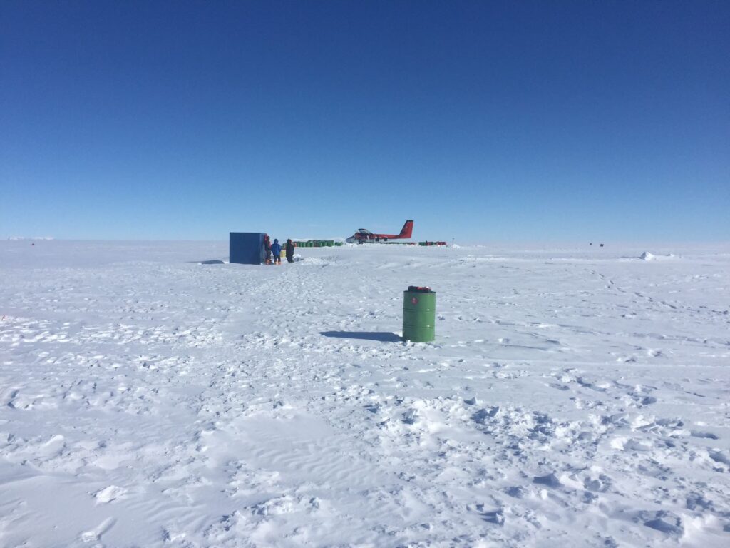 Самолет и экспедиционный груз на полярном плато у точки старта 89°S
