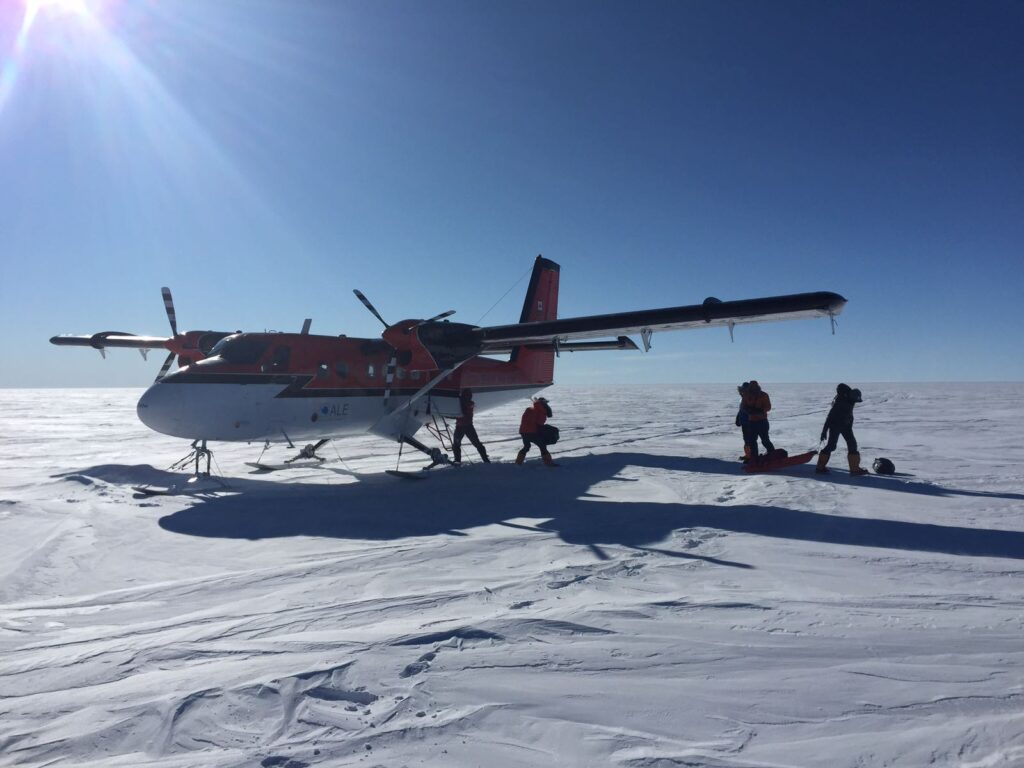 Самолет Twin Otter на лыжном шасси в Антарктиде