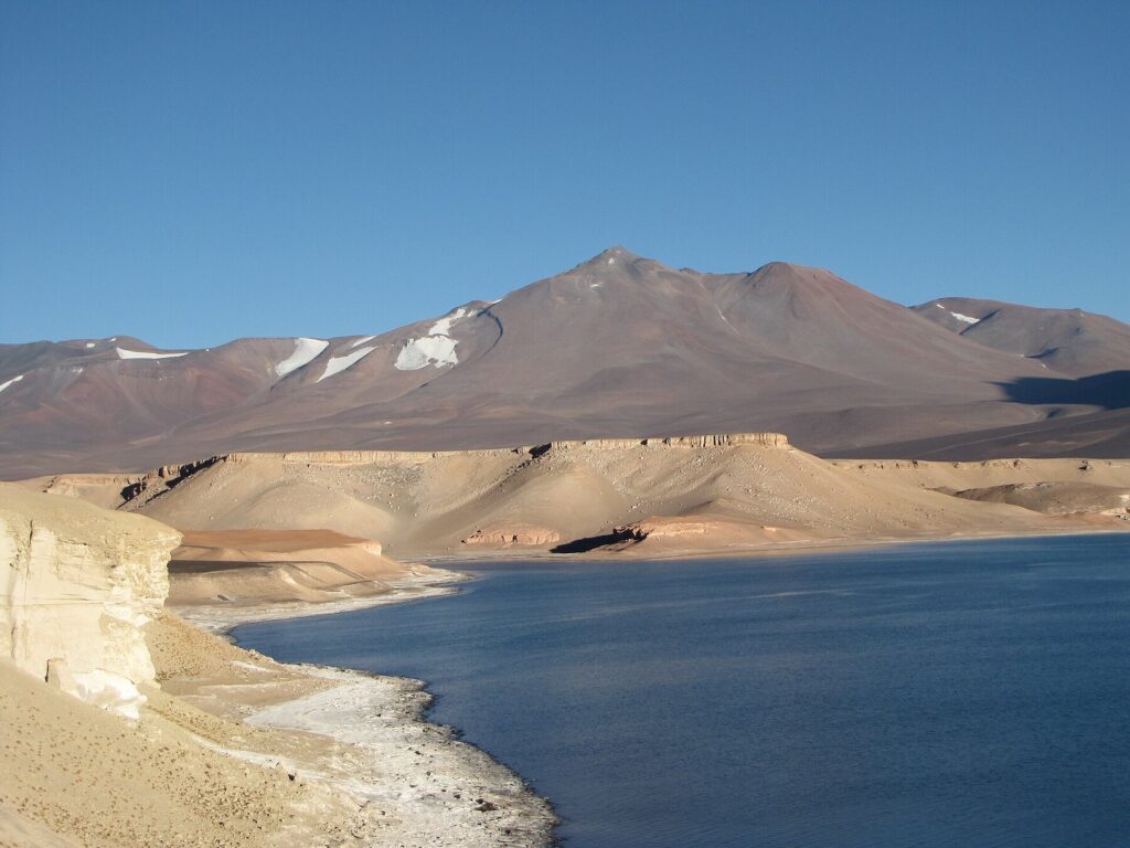 Высокогорная Laguna Verde и вулканический ландшафт