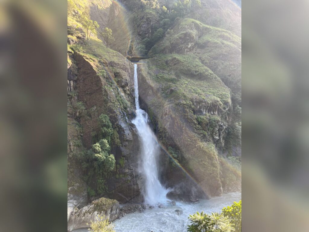 Высокий водопад на подходе к кольцу Аннапурны