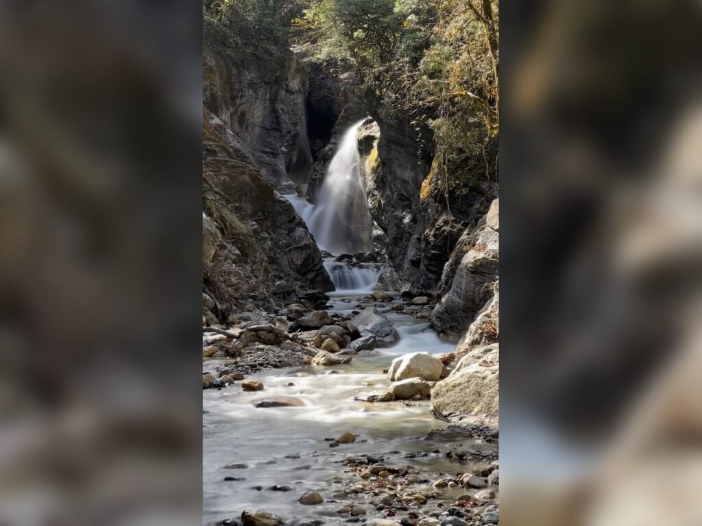 Водопад в лесной части маршрута вокруг Аннапурны