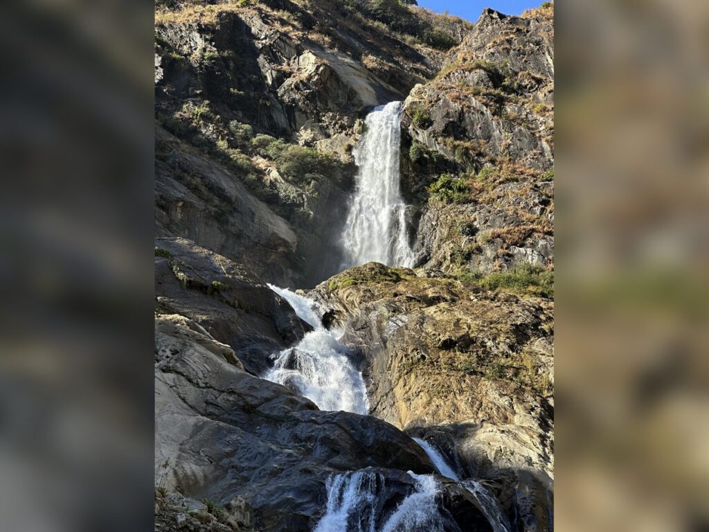 Водопад на каменистом склоне маршрута Аннапурны