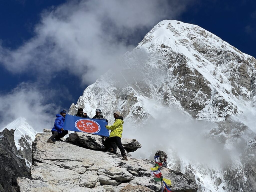 Группа Mountain Guide на фоне гималайской вершины