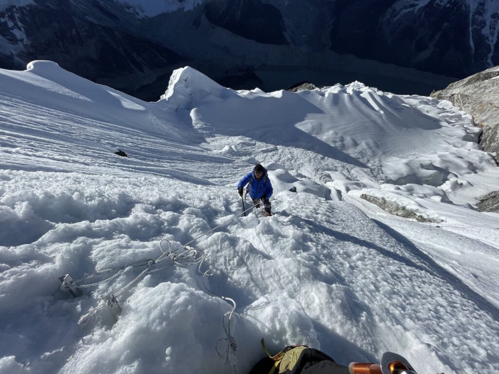 Участник на снежно-ледовом склоне Айленд-Пика