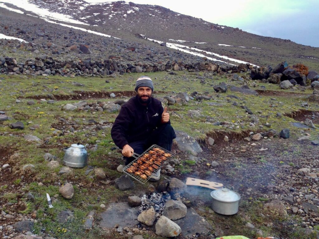 Приготовление еды в горном лагере Арарата