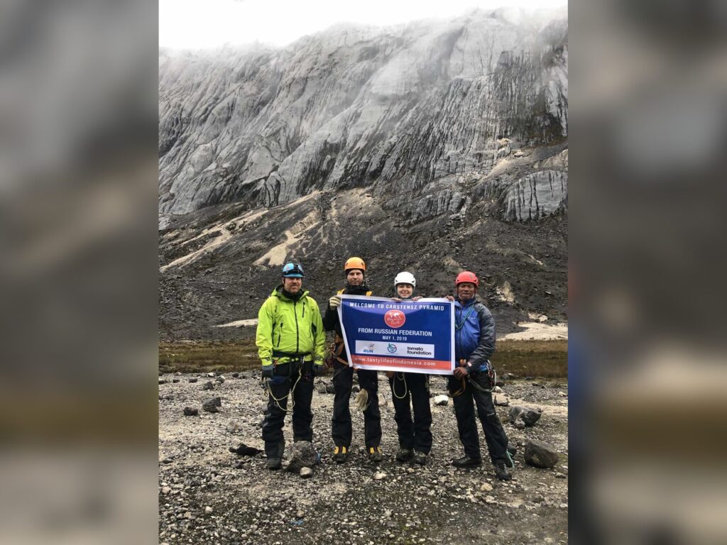 Группа Mountain Guide у подножия пирамиды Карстенса