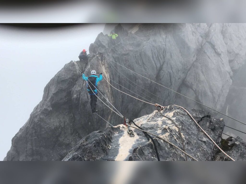 Навесная переправа на гребне пирамиды Карстенса