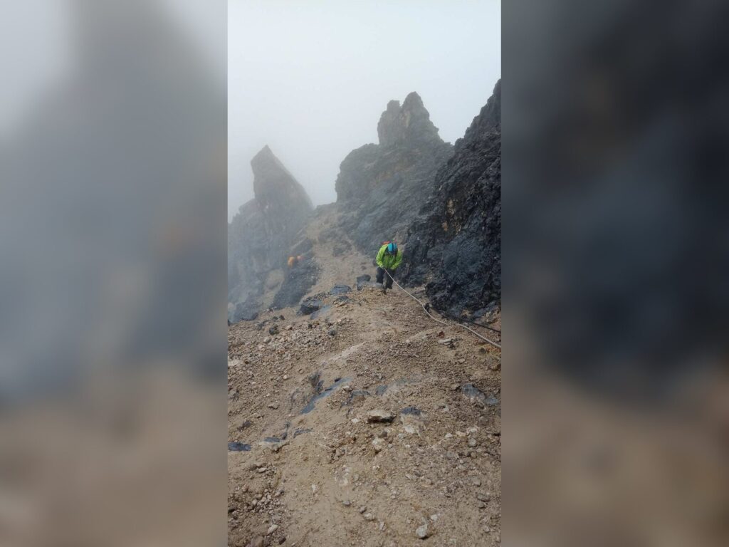 Спуск по каменистому рельефу пирамиды Карстенса
