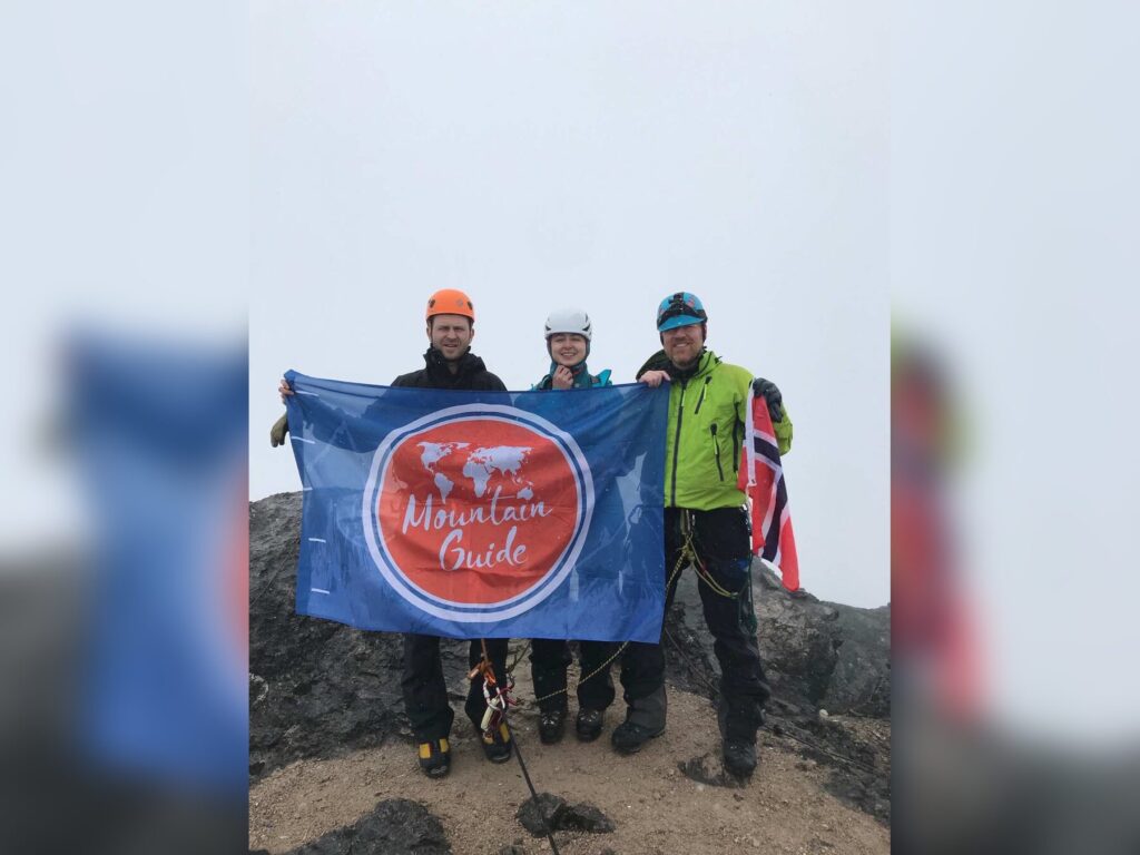 Группа Mountain Guide после восхождения на Карстенс
