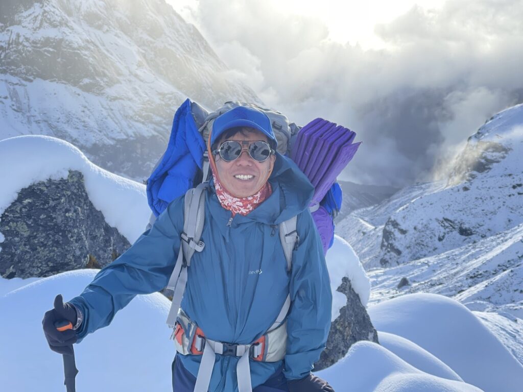 Участник Mountain Guide на снежном маршруте Мера-Пика